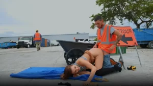 lam-tình-o-cong-truong